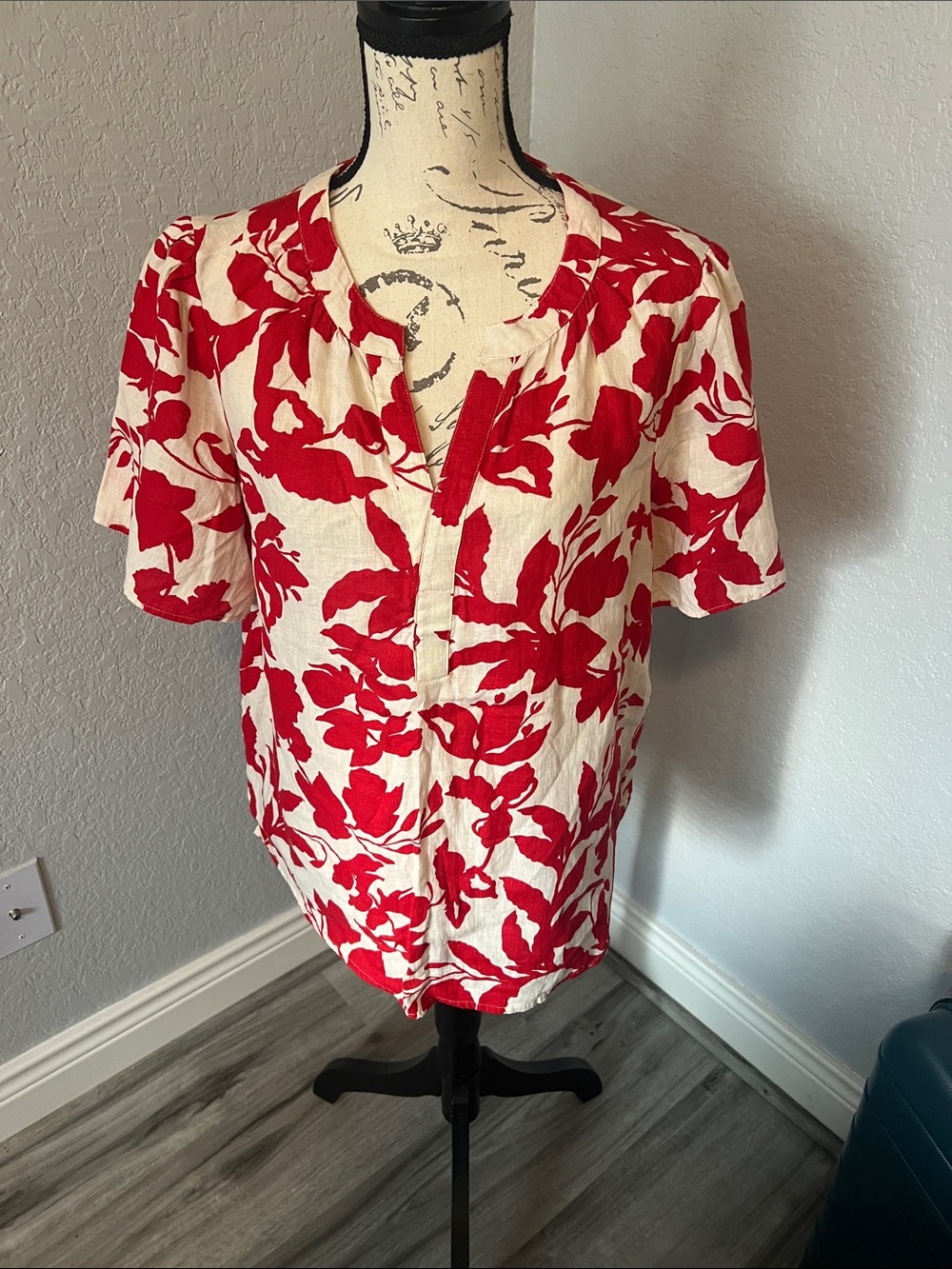 Red Floral Short-Sleeve linen, v neck blouse - Casual Top